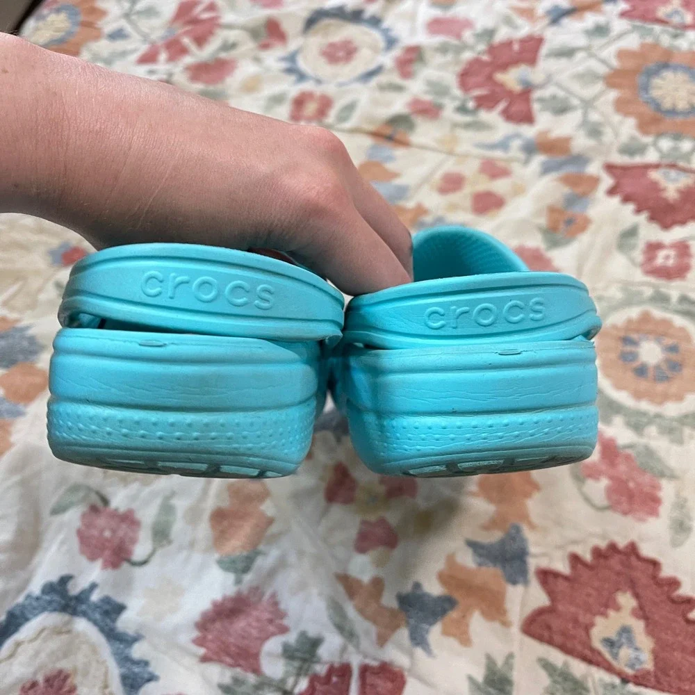 Crocs Toddler Kid Size J2 Girl Boy Classic Clogs Slip-On Blue Pool Hiking Sandal